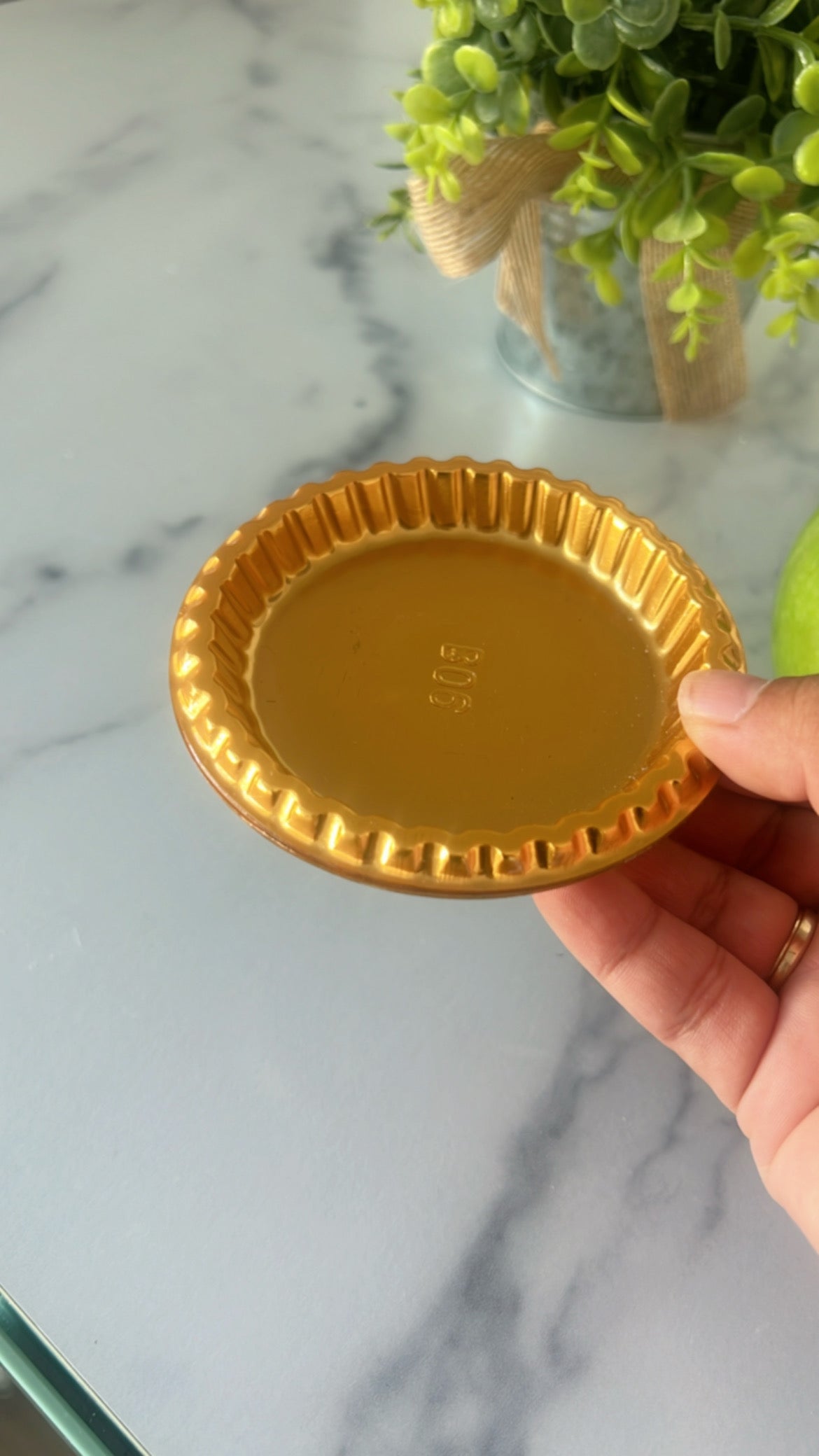 Gold plastic plates
