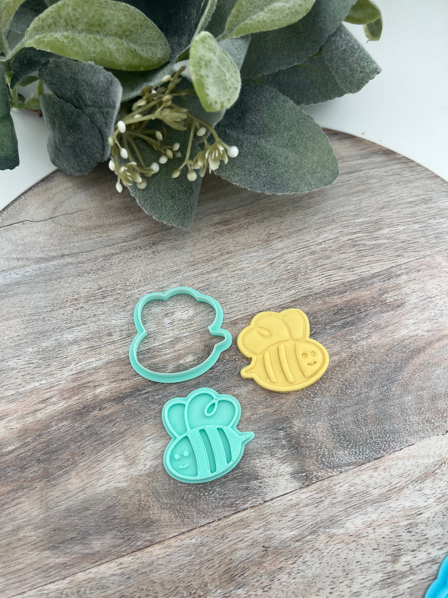 Small Bee Cutter